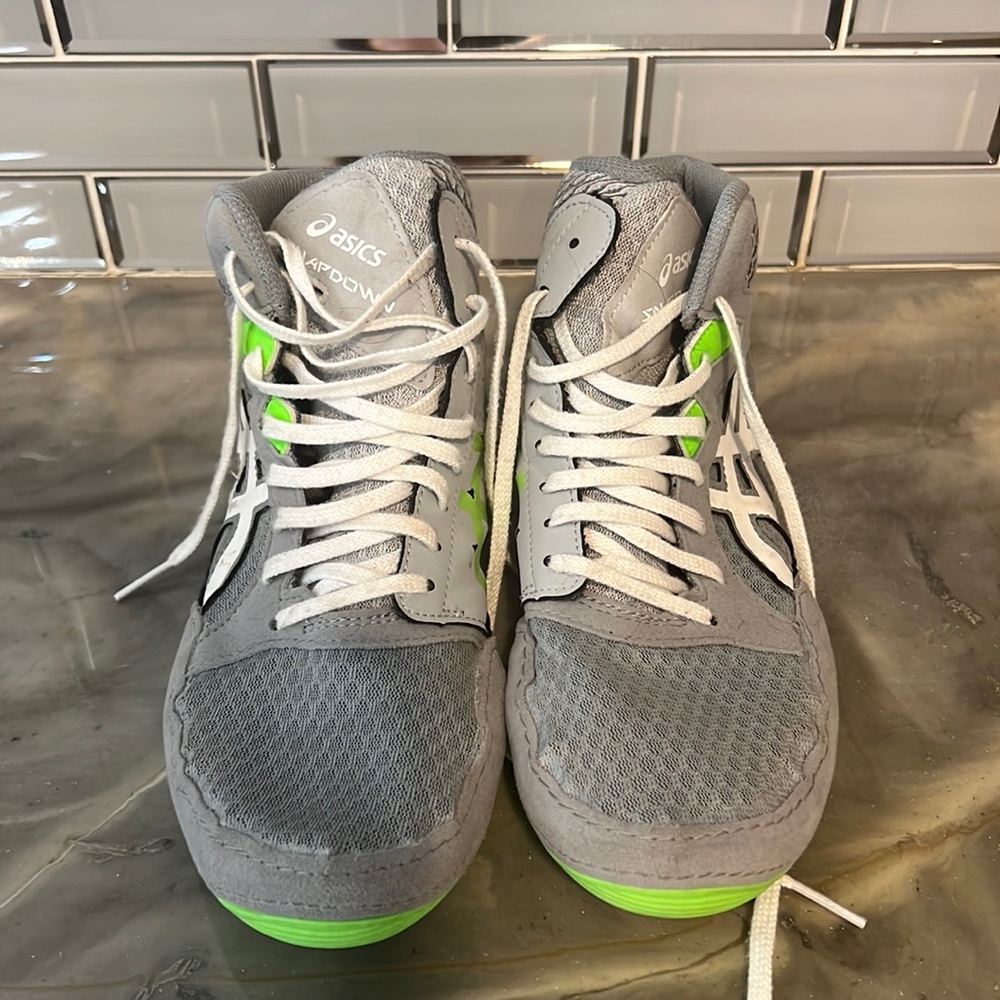 Boys ASICS wrestling shoes like new